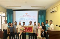 Thứ trưởng Mai Lương Khôi trao quyết định nghỉ hưu cho đồng chí Trần Hoài Phú, nguyên Phó Cục trưởng, Cục Công tác phía Nam của Bộ Tư pháp.