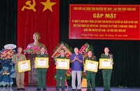 Ông Nguyễn Thái Sơn, Chủ tịch Hội hữu nghị Việt – Lào tỉnh Thừa Thiên Huế trao tặng giấy khen cho các tập thể, cá nhân đã có nhiều đóng góp cho hoạt động của hội hữu nghị Việt – Lào tỉnh Thừa Thiên Huế.