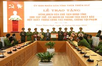 Chủ tịch UBND tỉnh Thừa Thiên Huế trao thưởng và chúc mừng chiến công xuất sắc của cán bộ, chiến sĩ Công an tỉnh.