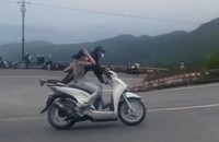 Đôi nam nữ vi phạm nghiêm trọng Luật Giao thông đường bộ (Ảnh cắt từ video clip).