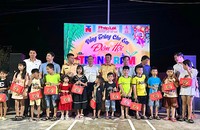 Đại diện Báo PLVN và các đơn vị tài trợ trao tặng quà cho các cháu thiếu nhi.