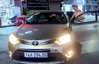 Chiếc taxi dù bất ngờ tăng ga bỏ chạy khi CSGT đang kiểm tra.