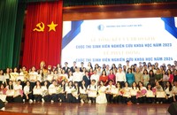 Lãnh đạo nhà trường và các thầy cô giáo chụp ảnh lưu niệm cùng các sinh viên xuất sắc đoạt giải.