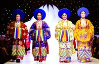 Trang phục triều Nguyễn của Ỷ Vân Hiên trên sàn diễn thời trang