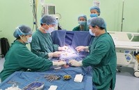 Các bác sĩ tiến hành phẫu thuật cho bệnh nhi.