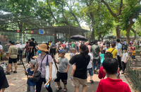 Ngàn người 'đổ' về công viên Thủ Lệ trong sáng 30/4