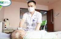 Tại Bệnh viện Nhi Trung, bé M.A. được chẩn đoán bỏng hoá chất khoang miệng độ III. Ảnh: BVCC