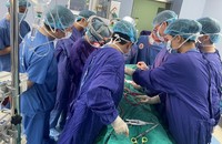 Các bác sĩ tiến hành phẫu thuật cho bệnh nhân. Ảnh: BVCC