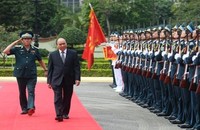 Thủ tướng Nguyễn Xuân Phúc duyệt đội danh dự khi thăm, làm việc tại Quân chủng Phòng không-Không quân vào tháng 4/2020. Ảnh: QĐND