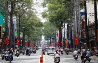 Đường phố TP HCM được trang hoàng rực rỡ chào mừng Ngày bầu cử toàn dân 23/5. Ảnh: VOV