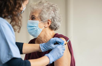 Một số nước đã bắt đầu tiêm mũi vaccine tăng cường cho người trên 60 tuổi. Ảnh: healthcare.utah.edu