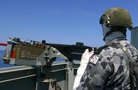 Một thành viên phi hành đoàn trên tàu khu trục nhỏ HMAS Newcastle của Hải quân Hoàng gia Australia. Ảnh: Reuters