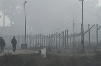 Các binh sĩ Ấn Độ tuần tra gần biên giới có hàng rào với Pakistan giữa sương mù ở Suchetgarh. Ảnh: Reuters