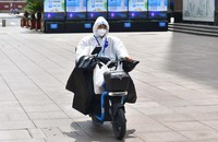Một nhân viên giao hàng ở Thượng Hải. Ảnh: VCG (chụp ngày 10/4/2022)