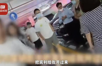Đoạn video quay lại cảnh một người phụ nữ đe dọa chặn chỗ đậu xe với 50 chiếc Bentley đã thu hút sự chú ý trên Weibo. Nguồn: Sina Weibo
