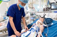 Một trẻ 6 tuổi đuối nước nhưng không được cấp cứu ban đầu đúng cách nên rơi vào nguy kịch, đang được điều trị tại Bệnh viện Nhi Trung ương.
