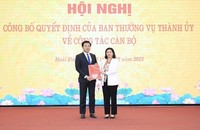 Phó Bí thư Thường trực Thành ủy Hà Nội Nguyễn Thị Tuyến trao quyết định cho ông Nguyễn Xuân Đại