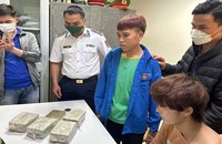 Các đối tượng Ly A Minh, Giàng A Minh và 9 bánh heroin bị lực lượng chức năng bắt giữ. (Ảnh Công an TP.Hải Phòng).