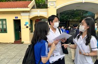 Các thí sinh tại điểm thi THPT Ngô Quyền.