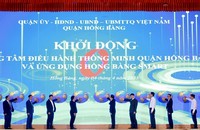 Các đại biểu ấn nút khởi động Trung tâm điều hành thông minh quận và ứng dụng “Hồng Bàng Smart”.