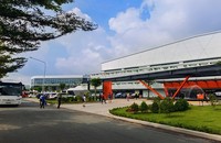 Cổng chính được thiết kế với các đường nét mạnh mẽ, cách điệu chữ V mang đậm phong cách VNG.