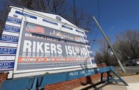 Bên ngoài nhà tù Đảo Rikers (tp. New York, Mỹ), nơi có nhiều trường hợp mắc COVID-19 đã được xác nhận. Ảnh: REUTERS