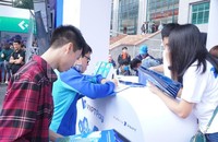 Tại “Ngày hội tuyển dụng PTIT năm 2020, các bạn sinh viên được trải nghiệm thực tế những sản phẩm, dịch vụ CNTT đang là thế mạnh của VNPT theo xu hướng công nghệ 4.0, AI, BigData, Cloud Computing, IoT...