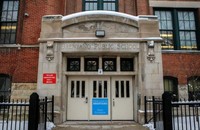 Bên ngoài một trường học trong khu phố Logan Square ở Chicago, Illinois, Mỹ.Ảnh: Reuters