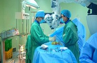 Ekip thực hiện phẫu thuật.