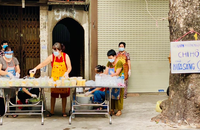 Bữa sáng 0 đồng chính là tình yêu thương của chị em phụ nữ phường Ngọc Khánh với những những có hoàn cảnh khó khăn. Ảnh: Mỵ Châu.