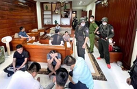 Các lực lượng chức năng bắt giữ, khám xét nhóm đối tượng liên quan đến đường dây đánh bạc. Ảnh: Chu Dũng