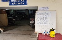 Biển chỉ dẫn người gửi xe cần xịt xe, xịt tay của gia đình bác Trụ - Khang.