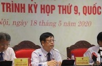 Ông Nguyễn Trường Giang (ngồi giữa) trả lời câu hỏi của phóng viên.