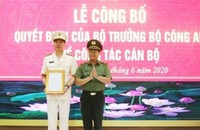 Thiếu tướng Nguyễn Hữu Cầu trao quyết định bổ nhiệm cho Đại tá Cao Minh Huyền.