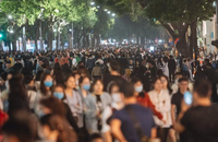 Người dân không nên tụ tập đông người. Ảnh minh họa