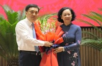 Ủy viên Bộ Chính trị, Thường trực Ban Bí thư, Trưởng ban Tổ chức T.Ư Trương Thị Mai trao Quyết định của Bộ Chính trị cho Quyền Bí thư Tỉnh ủy Nguyễn Mạnh Dũng