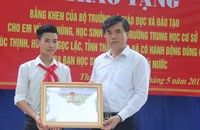 Phó vụ trưởng phụ trách Vụ Giáo dục Chính trị và Công tác học sinh, sinh viên, Bộ GD&ĐT Bùi Văn Linh trao bằng khen của Bộ trưởng Bộ GD&ĐT cho em Vũ Văn Hùng.