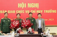 Ông Lê Trường Lưu Bí thư Tỉnh ủy cùng Trung tướng Hà Thọ Bình Tư lệnh Quân khu 4 tặng hoa chúc mừng Đại tá Ngô Nam Cường và Thượng tá Phan Thắng