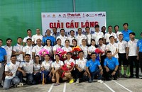 Ban tổ chức cùng với các vận động viên chụp ảnh lưu niệm.