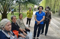 Bà Đầu Thị Kim Cúc và nhiều người dân đến UBND Quận 12 phản ánh vụ việc.