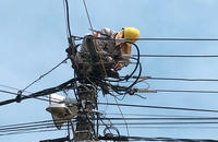 Công nhân công ty Điện lực Hải Dương sửa chữa đường dây trong những ngày nắng nóng đỉnh điểm.