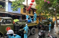 Quân đội huy động 6 xe chuyên dụng phun hóa chất khử trùng phố cổ Hội An