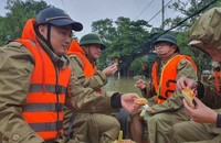 Bữa ăn vội bằng mỳ tôm sống của các chiến sỹ Công an TP Hà Tĩnh trên đường đi làm nhiệm vụ cứu hộ người dân vùng lũ.