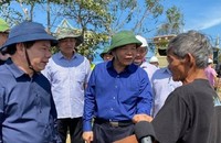 Bộ trưởng Bộ NN&PTNT Nguyễn Xuân Cường và đoàn công tác thăm hỏi người dân vùng lũ.