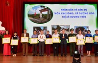 Các tập thể và cá nhân được khen thưởng vì có thành tích xuất sắc trong phong trào Ngày Chủ nhật xanh.