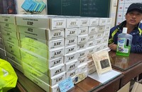 Tài xế Đỗ Văn Ly và số thuốc lá lậu tại cơ quan công an