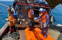 Lực lượng Chi Cục Kiểm ngư vùng I phối hợp với lực lượng Cảnh sát biển kiểm tra tàu cá tại khu vực biển tỉnh Quảng Bình.