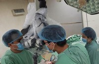 Các y bác sĩ bệnh viện hữu nghị Việt Nam - CuBa Đồng Hới ứng dụng kỹ thuật vi phẫu thuật lấy nhân đệm cho bệnh nhân S.