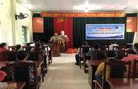 Nhà báo Vũ Đình Tiến phát biểu tại buổi lễ trao quà xã Quốc Toản, huyện Quảng Hòa, tỉnh Cao Bằng