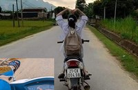 Hình ảnh một nữ sinh trên địa bàn huyện Yên Bình đi xe máy không đội mũ bảo hiểm, buông 2 tay để lên đầu